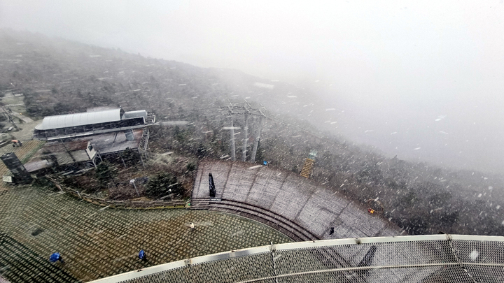 [평창=뉴시스] 김경목 기자 = 19일 오후 강원도 평창군 발왕산에서 올 가을 첫눈이 내리고 있다. (사진=용평 리조트 제공) 2021.10.19. photo@newsis.com *재판매 및 DB 금지