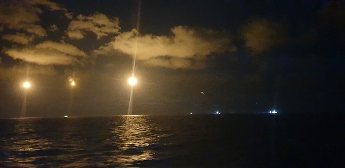 해경이 조명탄을 이용하여 수색에 나서고 있다. (사진=군산해경 제공) *재판매 및 DB 금지