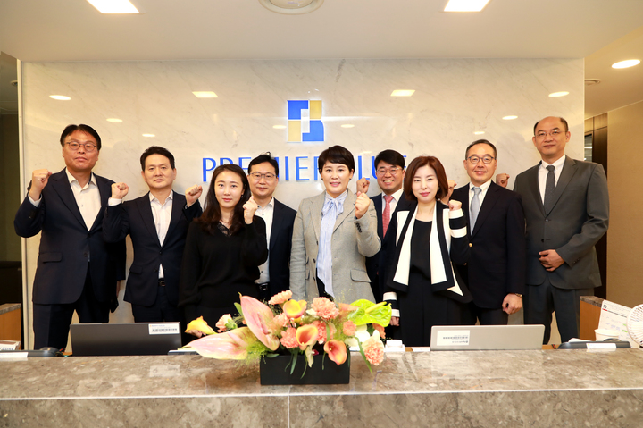 NH투자증권 프리미어블루 강북센터 직원들이 패밀리 오피스 출시를 기념해 단체사진을 찍고 있다.&nbsp; *재판매 및 DB 금지