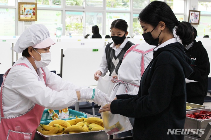 [제주=뉴시스] 양영전 기자 = 전국민주노동조합총연맹이 총파업에 나선 20일 급식실 노동자들의 파업 참여로 제주시 탐라중학교 학생들이 빵과 음료 등 대체 식단으로 점심을 해결하고 있다. 2021.10.20. 0jeoni@newsis.com 