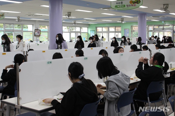 [제주=뉴시스] 양영전 기자 = 제주시 탐라중학교 학생들이 급식을 먹고 있다. (사진=뉴시스DB) 0jeoni@newsis.com 