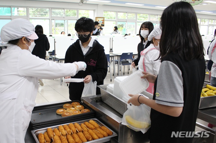 [제주=뉴시스] 양영전 기자 = 전국민주노동조합총연맹이 총파업에 나선 20일 급식실 노동자들의 파업 참여로 제주시 탐라중학교 학생들이 빵과 음료 등 대체 식단으로 점심을 해결하고 있다. 2021.10.20. 0jeoni@newsis.com 