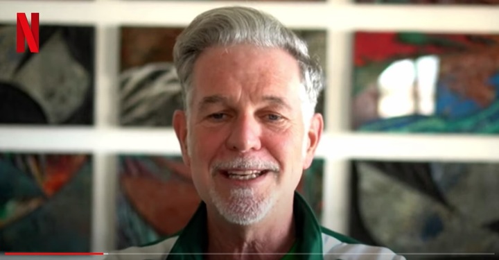 [서울=뉴시스]넷플릭스 공식 유튜브에 공개된 실적 인터뷰 영상에서 리드 헤이팅스 공동 최고경영자(CEO)가 오징어게임의 녹색 운동복을 입고 등장한 모습.(출처 넷플릭스 유튜브) *재판매 및 DB 금지