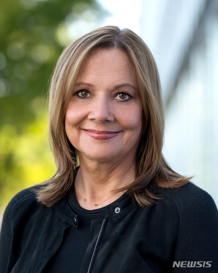 [서울=뉴시스] 27일(현지 시간) 월스트리트저널(WSJ)에 따르면 바라 CEO는 사내 타운홀 미팅에서 "캐나다가 왜 그런 결정을 내렸는지 이해할 수 없다"며 "매우 위험한 선례"라고 말했다. GM(제너럴모터스) 회장 겸 최고경영자(CEO) 메리 바라 (사진=한국GM 제공) 2026.01.28.