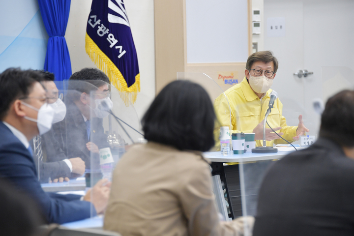  [부산=뉴시스] 허상천 기자 = 부산시는 20일 바이오헬스산업 관련 기업과 학계·병원 등 전문가들이 모인 가운데 바이오헬스산업 육성방안을 주제로 제19차 ‘비상경제대책회의’를 개최했다. 2021.10.20. (사진 = 부산시 제공) photo@newsis.com *재판매 및 DB 금지