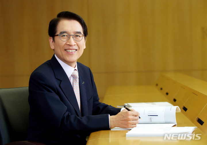 [서울=뉴시스] 신창재 교보생명 회장. (사진=교보생명 제공) 2021.10.21. photo@newsis.com *재판매 및 DB 금지