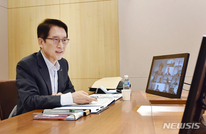 [서울=뉴시스] 신창재 교보생명 회장이 지난해 7월 서울 종로구 교보생명빌딩에서 비대면 화상회의 방식으로 '2020년 하반기 출발 전략회의'를 진행하고 있다. 신 회장은 코로나19 사태를 계기로 기업문화 전체를 근본적으로 바꾸는 ‘디지털 대전환(트랜스포메이션)’의 길로 가자고 당부했다. (사진=교보생명 제공) 2021.10.21. photo@newsis.com *재판매 및 DB 금지
