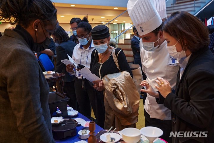 [서울=뉴시스] 프랑스 파리에서 열린 르꼬르동블루 김치요리대회 첫 번째 행사 현장 (사진 한국공예·디자인문화진흥원 제공) 2021.10.20. photo@newsis.com