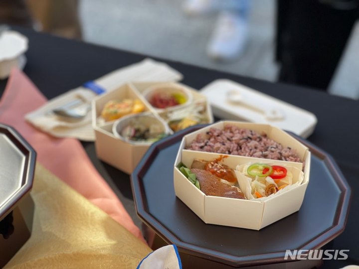 [서울=뉴시스] 밥과 반찬으로 구성된 찬합 모양의 한식 도시락 패키지 (사진=한국공예·디자인문화진흥원 제공) 2021.10.20. photo@newsis.com 