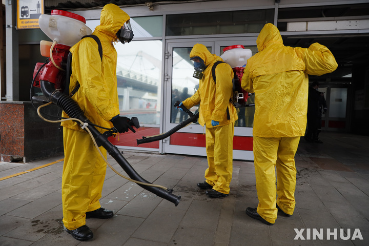 [모스크바=신화/뉴시스] 방호복을 입은 모스크바시 근로자들이 19일(현지시간) 모스크바의 레닌그라드스키 기차역을 소독하고 있다. 러시아는 지난 24시간 동안 3만3740명의 코로나19 신규 확진자가 발생하고 1015명이 숨져 또다시 역대 최다치를 기록했다. 2021.10.20.