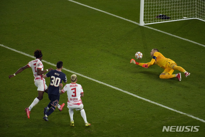 [파리=AP/뉴시스] 파리 생제르맹(PSG·프랑스)의 리오넬 메시(30번)가 19일(현지시간) 프랑스 파리의 파르크 데 프랭스에서 열린 2021-22시즌 유럽축구연맹(UEFA) 챔피언스리그 조별리그 A조 3차전 라이프치히(독일)와의 경기 후반 22분 팀의 두 번째 골을 넣고 있다. 메시는 후반 29분엔 역전 골을 넣는 등 멀티 골을 기록하며 팀의 3-2 승리를 이끌었다. 2021.10.20.