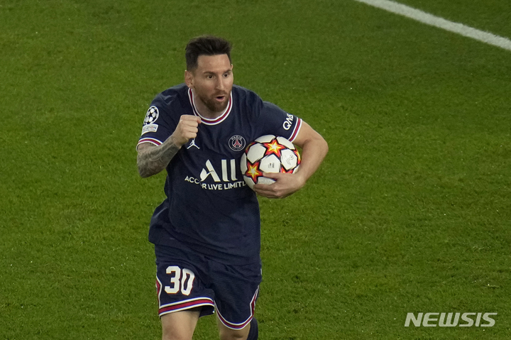 [파리=AP/뉴시스] 파리 생제르맹(PSG·프랑스)의 리오넬 메시(30번)가 19일(현지시간) 프랑스 파리의 파르크 데 프랭스에서 열린 2021-22시즌 유럽축구연맹(UEFA) 챔피언스리그 조별리그 A조 3차전 라이프치히(독일)와의 경기 후반 22분 팀의 두 번째 골을 넣고 기뻐하고 있다. 메시는 후반 29분엔 역전 골을 넣는 등 멀티 골을 기록하며 팀의 3-2 승리를 이끌었다. 2021.10.20.