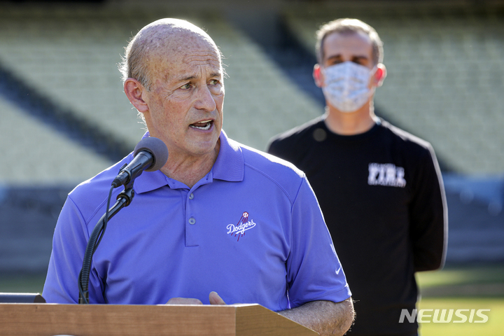 [로스앤젤레스=AP/뉴시스] 지난 2021년 1월15일 미국 캘리포니아주 다저스타디움에서 열린 대규모 코로나19 백신 접종 현장 출시 행사에서 스탠 카스텐 LA다저스 CEO가 기자회견을 하고 있다. 2023.02.03.
