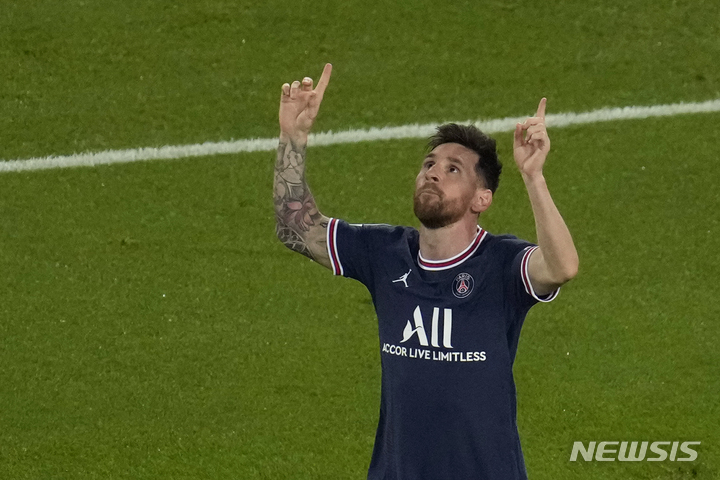 [파리=AP/뉴시스] 파리 생제르맹(PSG·프랑스)의 리오넬 메시가 19일(현지시간) 프랑스 파리의 파르크 데 프랭스에서 열린 2021-22시즌 유럽축구연맹(UEFA) 챔피언스리그 조별리그 A조 3차전 라이프치히(독일)와의 경기 후반 29분 PK로 팀의 세 번째 골을 넣고 기뻐하고 있다. 메시는 후반 22분엔 동점 골을 넣는 등 멀티 골을 기록하며 팀의 3-2 승리를 이끌었다. 2021.10.20. 