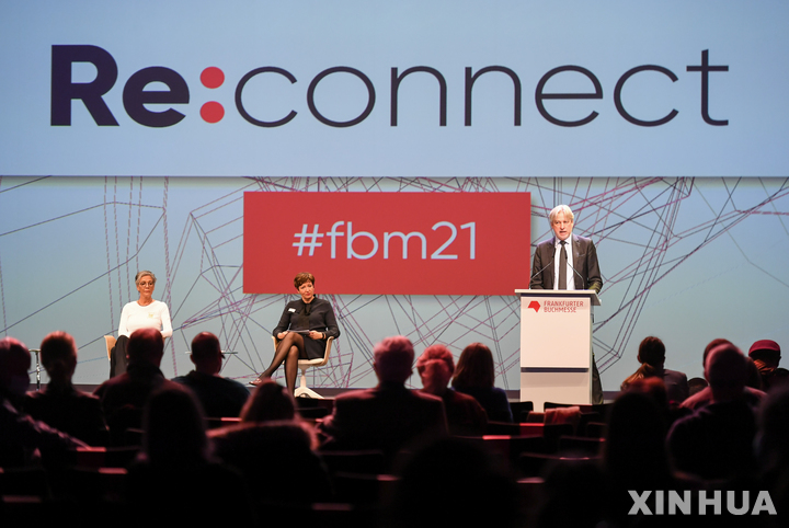 [ 프랑크푸르트(독일)= 신화/뉴시스] 독일 프랑크푸르트 북페어의 위르겐보스 총감독이 제73차 북페어 개막을 앞두고 19일 사전 기자회견에서 연설하고 있다. 지난 해 디지털 행사로 끝냈던 이 국제도서전은 세계 최대의 도서전이며 세계의 주요 국제도서전 가운데 올해 첫 대면행사를 개최했다.&nbsp; 