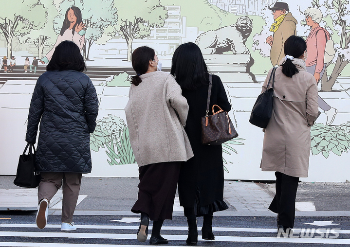 [서울=뉴시스] 백동현 기자 = 서울 아침 기온이 5도를 기록한 지난 20일 오전 서울 종로구 세종대로 인근에서 시민들이 이동하고 있다. 2021.10.20. livertrent@newsis.com