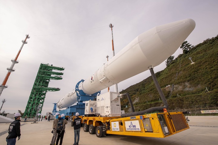 [서울=뉴시스] 한국형 우주발사체 '누리호'가 20일 오전 전남 고흥군 나로우주센터 발사대에 도착해 기립 준비를 하고 있다. (사진=한국항공우주연구원 제공) 2021.10.20. photo@newsis.com *재판매 및 DB 금지