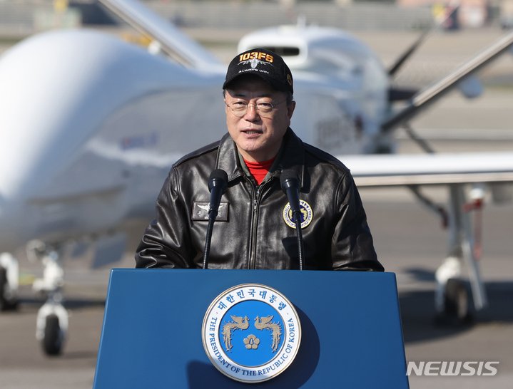 [성남=뉴시스] 전진환 기자 = 문재인 대통령이 20일 경기도 성남시 서울공항에서 열린 2021 서울 국제 항공우주 및 방위산업 전시회 기념식에 참석해 비행복을 입고 발언하고 있다. 2021.10.20. amin2@newsis.com