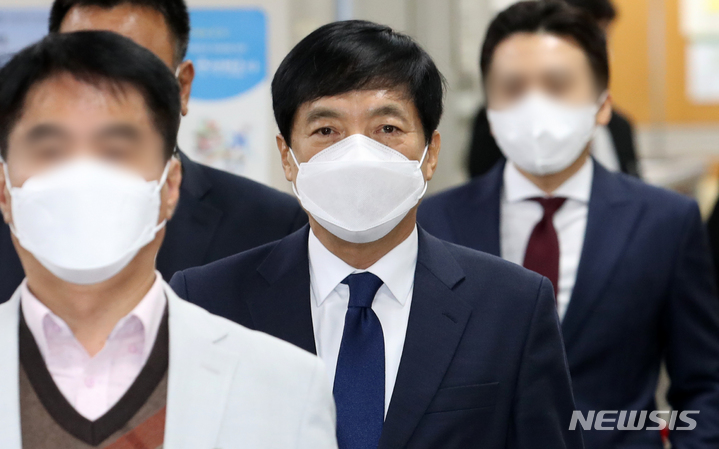 [서울=뉴시스] 조성우 기자 = 김학의 전 법무부 차관 불법 출국금지 의혹 수사에 외압을 행사한 혐의로 재판에 넘겨진 이성윤 서울 고등검찰청장이 20일 오전 서울 서초구 서울중앙지방법원에서 열린 1차 공판에 출석하고 있다. 2021.10.20. xconfind@newsis.com