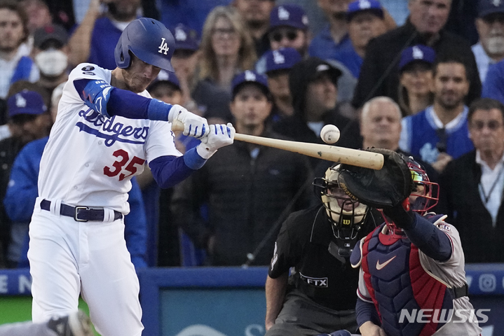 [로스앤젤레스=AP/뉴시스] LA 다저스 코디 벨린저가 19일(현지시간) 미 캘리포니아주 로스앤젤레스의 다저스타디움에서 열린 2021 메이저리그 내셔널리그 챔피언십시리즈(NLCS) 애틀랜타 브레이브스와의 3차전 8회 동점 3점 홈런을 치고 있다. 패색이 짙었던 다저스는 이 홈런에 힘입어 6-5 역전승을 거두고 시리즈 2패 후 첫 승을 올렸다. 2021.10.20.