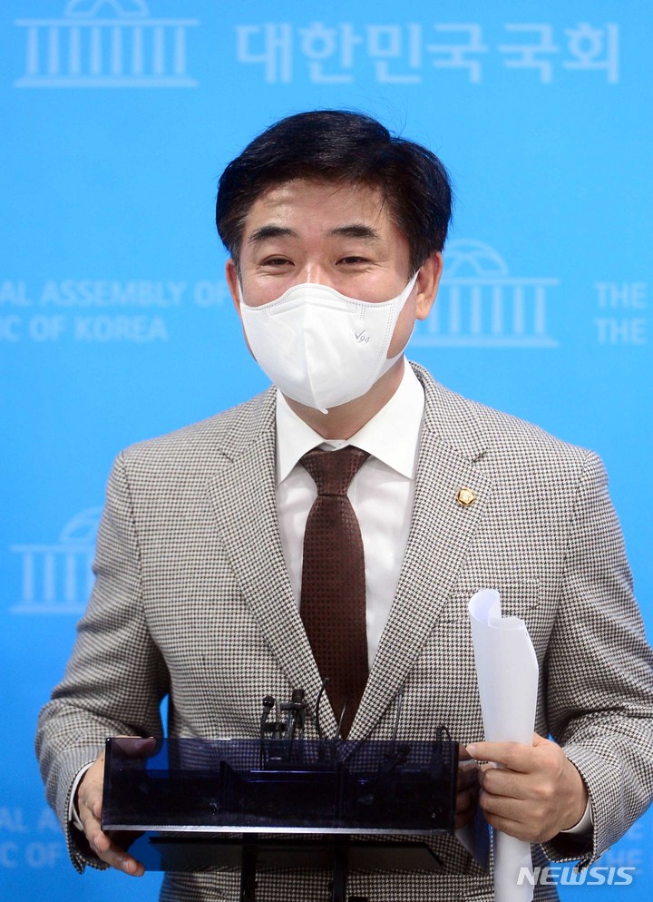 [서울=뉴시스] 전신 기자 = 김병욱 더불어민주당 화천대유 토건비리 진상규명 TF 단장이 20일 서울 여의도 국회 소통관에서 대장동 사건 관련 경실련 입장에 대한 반박 기자회견을 마친 후 취재진 질문에 답변하고 있다. (공동취재사진) 2021.10.20. photo@newsis.com