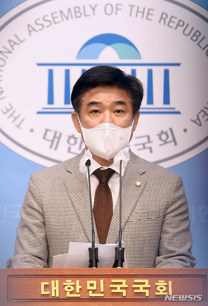 [서울=뉴시스] 전신 기자 = 김병욱 더불어민주당 화천대유 토건비리 진상규명 TF 단장이 20일 서울 여의도 국회 소통관에서 대장동 사건 관련 경실련 입장에 대한 반박 기자회견을 하고 있다. (공동취재사진) 2021.10.20. photo@newsis.com