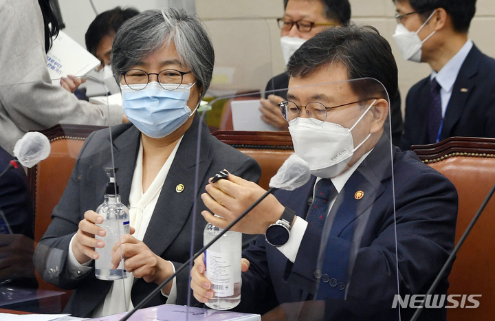 [서울=뉴시스] 최동준 기자 = 권덕철 보건복지부 장관, 정은경 질병관리청장이 20일 서울 여의도 국회에서 열린 보건복지위원회의 보건복지부, 질병관리청 등에 대한 국정감사에서 손세정제를 바르고 있다. (공동취재사진) 2021.10.20. photo@newsis.com