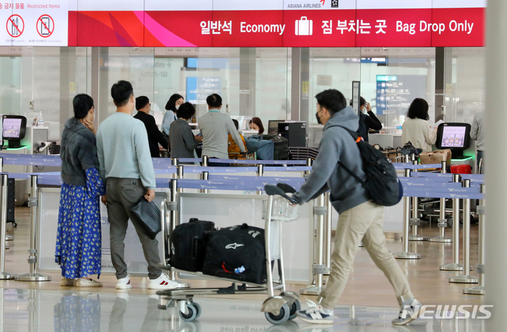 [인천공항=뉴시스] 배훈식 기자 = '단계적 일상 회복'(위드 코로나)에 대한 기대감으로 국제선 항공권 매출이 늘어난 20일 오전 인천국제공항 제1터미널 출국장에서 여행객들이 탑승수속을 하고 있다. 2021.10.20. dahora83@newsis.com
