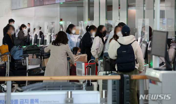 [인천공항=뉴시스] 배훈식 기자 = '단계적 일상 회복'(위드 코로나)에 대한 기대감으로 국제선 항공권 매출이 늘어난 20일 오전 인천국제공항 제1터미널 출국장에서 여행객들이 탑승수속을 하고 있다. 2021.10.20. dahora83@newsis.com