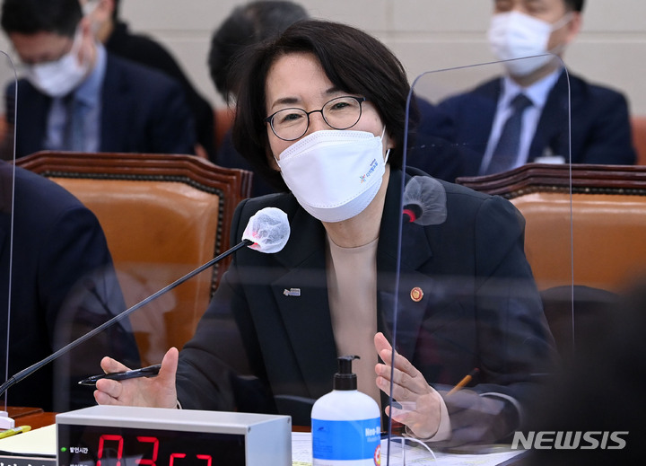 [서울=뉴시스] 전신 기자 = 임혜숙 과학기술정보통신부 장관이 20일 서울 여의도 국회에서 열린 과학기술정보방송통신위원회의 과학기술정보통신부 국정감사에서 의원 질의에 답변하고 있다. (공동취재사진) 2021.10.20. photo@newsis.com