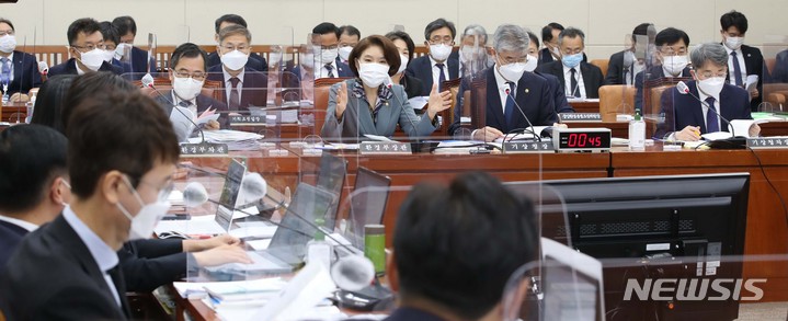 [서울=뉴시스] 최동준 기자 = 한정애 환경부 장관이 20일 서울 여의도 국회에서 열린 환경노동위원회의 환경부, 기상청 등에 대한 국정감사에서 질의에 답변하고 있다. (공동취재사진) 2021.10.20. photo@newsis.com