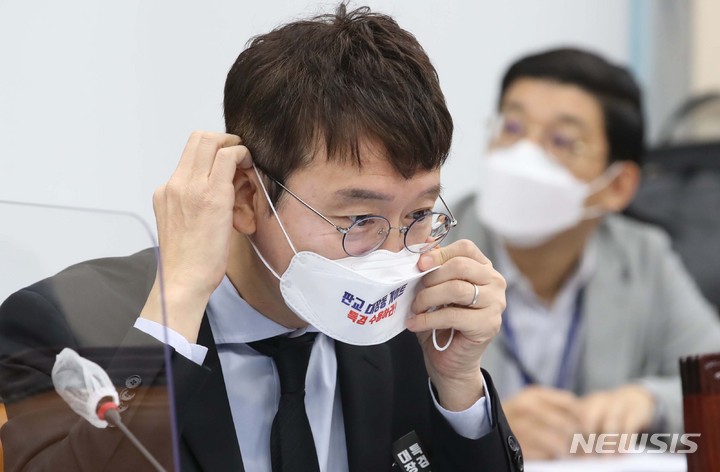 [서울=뉴시스] 최동준 기자 = 김웅 국민의힘 의원이 20일 서울 여의도 국회에서 열린 환경노동위원회의 환경부, 기상청 등에 대한 국정감사에 참석해 있다. (공동취재사진) 2021.10.20. photo@newsis.com