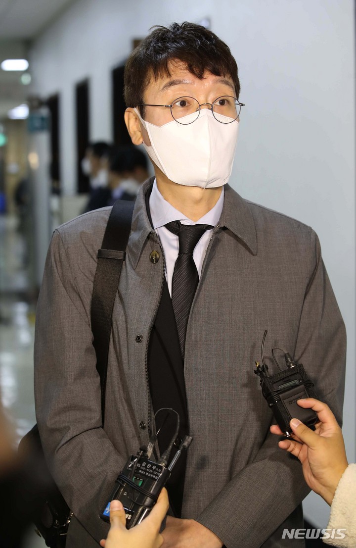 [서울=뉴시스] 최동준 기자 = 김웅 국민의힘 의원이 20일 서울 여의도 국회에서 열린 환경노동위원회의 환경부, 기상청 등에 대한 국정감사에서 취재진 질문에 답변하고 있다. (공동취재사진) 2021.10.20. photo@newsis.com