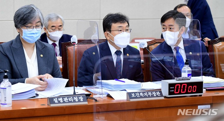 [서울=뉴시스] 최동준 기자 = 권덕철 보건복지부 장관이 20일 서울 여의도 국회에서 열린 보건복지위원회의 보건복지부, 질병관리청 등에 대한 국정감사에서 양성일 보건복지부 제1차관과 대화하고 있다. (공동취재사진) 2021.10.20. photo@newsis.com