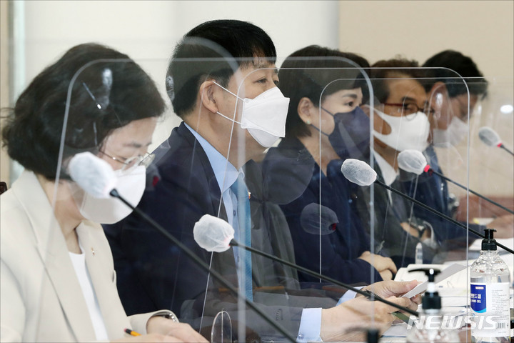 [서울=뉴시스] 전신 기자 = 구윤철 국무조정실장이 20일 서울 여의도 국회에서 열린 정무위원회의 국무조정실 등에 대한 종합감사에서 의원 질의에 답변하고 있다. (공동취재사진) 2021.10.20. photo@newsis.com