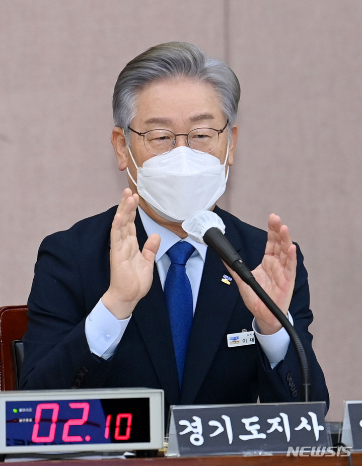 [수원=뉴시스] 경기사진공동취재단 = 더불어민주당 대선 후보인 이재명 경기지사가 20일 경기도청에서 열린 '2021년 국회 국토교통위원회의 경기도에 대한 국정감사'에서 의원 질의에 답하고 있다. 2021.10.20. photo@newsis.com