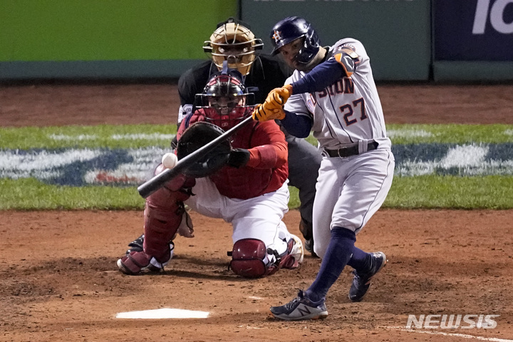 [보스턴=AP/뉴시스] 휴스턴 애스트로스의 호세 알투베가 솔로 홈런을 터뜨렸다.