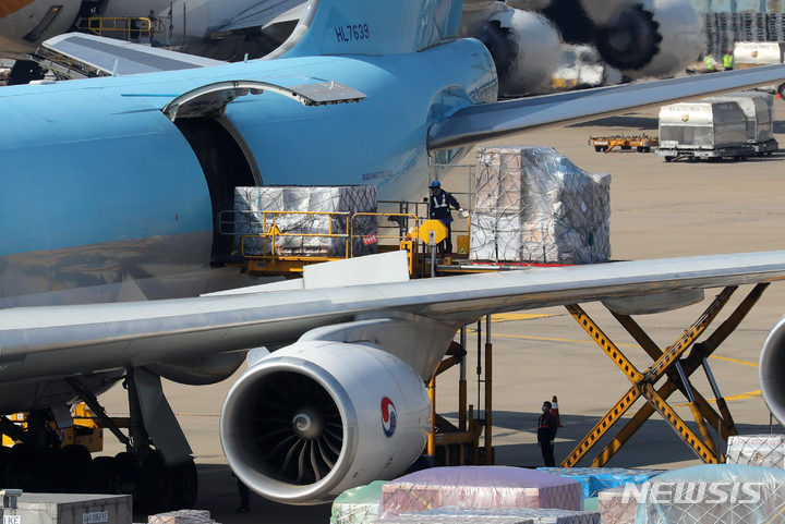 [인천공항=뉴시스] 배훈식 기자 = 우리 정부가 미국 제약사 화이자와 직접 계약한 코로나19 백신 267만8000회분이 지난달 20일 오후 인천국제공항 화물터미널로 들어오고 있다. 2021.10.20. dahora83@newsis.com