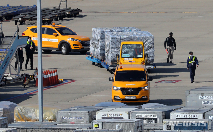 [인천공항=뉴시스] 배훈식 기자 = 우리 정부가 미국 제약사 화이자와 직접 계약한 코로나19 백신 267만8000회분이 지난달 20일 오후 인천국제공항 화물터미널로 들어오고 있다. 2021.10.20. dahora83@newsis.com