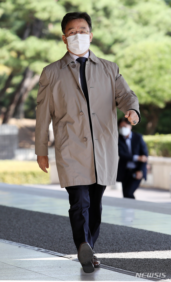 [서울=뉴시스] 조성우 기자 = 경기 성남시 대장동 개발사업 특혜 의혹의 핵심 인물이자 화천대유의 대주주 김만배 씨가 20일 오후 서울 서초구 서울중앙지방검찰청에서 조사를 받기 위해 출석하고 있다. 2021.10.20. xconfind@newsis.com