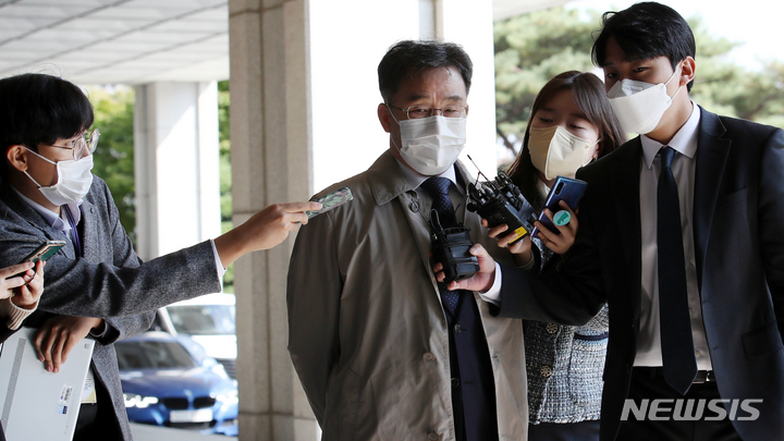 [서울=뉴시스] 조성우 기자 = 경기 성남시 대장동 개발사업 특혜 의혹의 핵심 인물이자 화천대유의 대주주 김만배 씨가 20일 오후 서울 서초구 서울중앙지방검찰청에서 조사를 받기 위해 출석하고 있다. 2021.10.20. xconfind@newsis.com