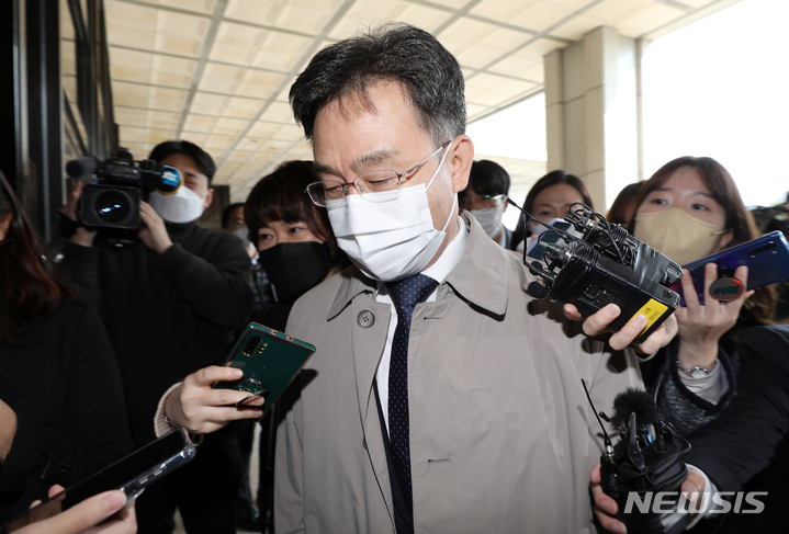 [서울=뉴시스] 조성우 기자 = 경기 성남시 대장동 개발사업 특혜 의혹의 핵심 인물이자 화천대유의 대주주 김만배 씨가 20일 오후 서울 서초구 서울중앙지방검찰청에서 조사를 받기 위해 출석하고 있다. 2021.10.20. xconfind@newsis.com