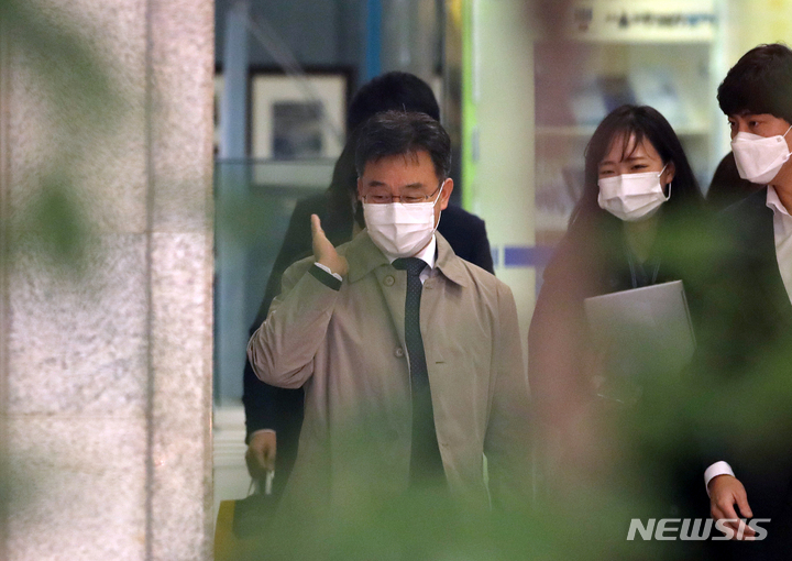 [서울=뉴시스] 조성우 기자 = 경기 성남시 대장동 개발사업 특혜 의혹의 핵심 인물이자 화천대유의 대주주 김만배 씨가 20일 오후 서울 서초구 서울중앙지방검찰청에서 조사를 받기 위해 출석하고 있다. 2021.10.20. xconfind@newsis.com