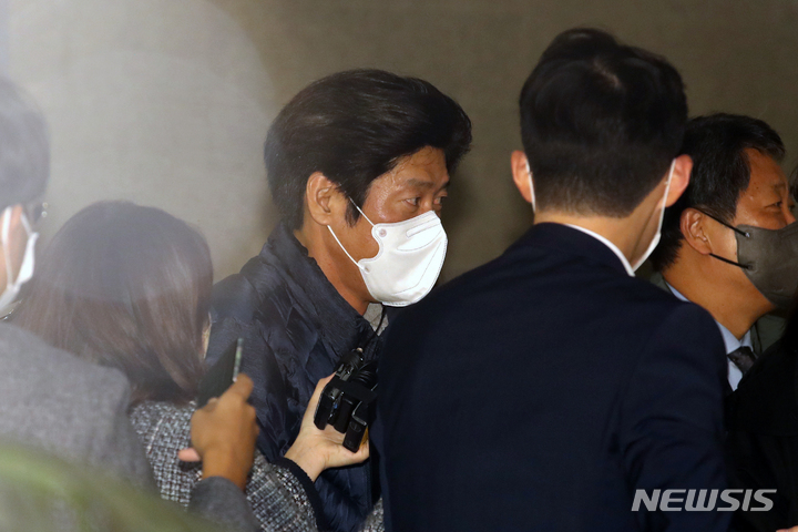[서울=뉴시스] 조성우 기자 = 경기 성남시 대장동 개발사업 로비·특혜 의혹의 핵심 인물인 남욱 변호사가 20일 오후 서울 서초구 서울중앙지방검찰청에서 조사를 받기 위해 출석하고 있다. 2021.10.20. xconfind@newsis.com