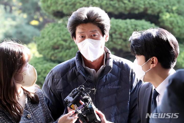 [서울=뉴시스] 조성우 기자 = 경기 성남시 대장동 개발사업 로비·특혜 의혹의 핵심 인물인 남욱 변호사가 지난 20일 오후 서울 서초구 서울중앙지검에서 조사를 받기 위해 출석하고 있다. 2021.10.20. xconfind@newsis.com