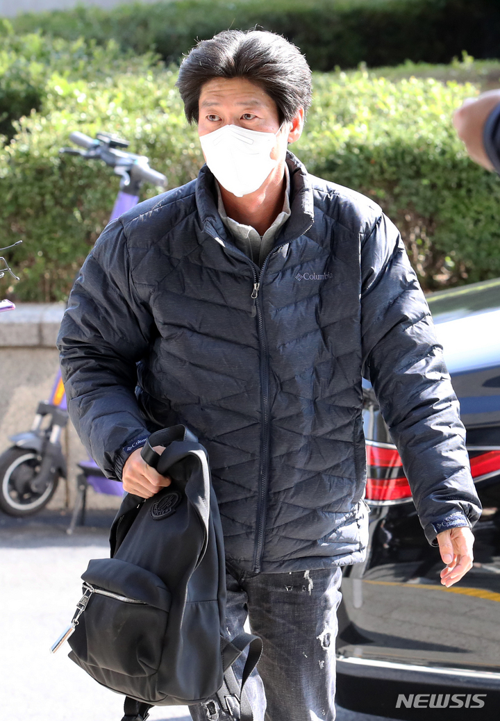 [서울=뉴시스] 조성우 기자 = 경기 성남시 대장동 개발사업 로비·특혜 의혹의 핵심 인물인 남욱 변호사가 20일 오후 서울 서초구 서울중앙지방검찰청에서 조사를 받기 위해 출석하고 있다. 2021.10.20. xconfind@newsis.com