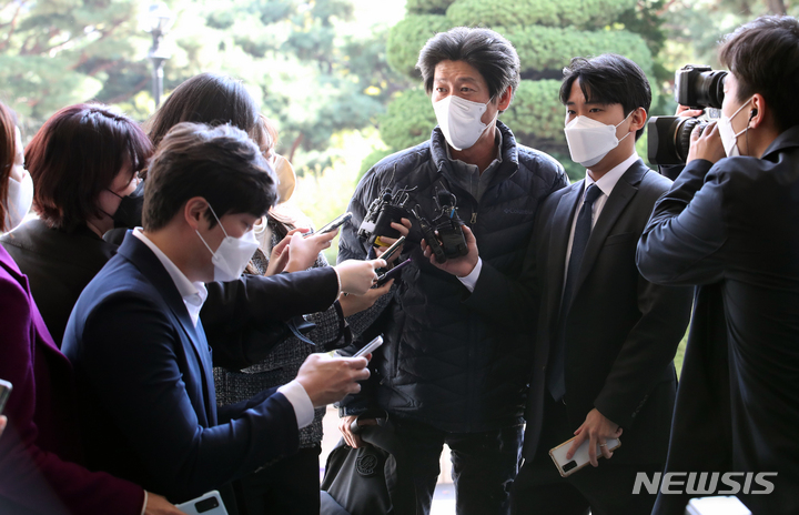 [서울=뉴시스] 조성우 기자 = 경기 성남시 대장동 개발사업 로비·특혜 의혹의 핵심 인물인 남욱 변호사가 20일 오후 서울 서초구 서울중앙지방검찰청에서 조사를 받기 위해 출석하고 있다. 2021.10.20. xconfind@newsis.com