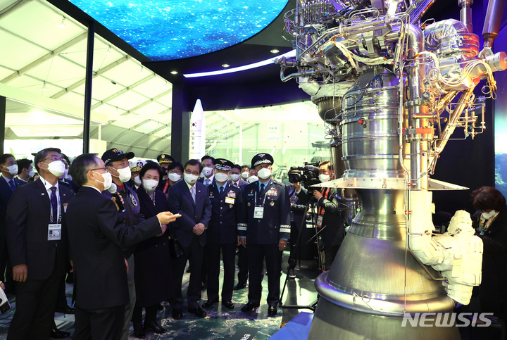 [성남=뉴시스] 전진환 기자 = 문재인 대통령이 20일 경기도 성남시 서울공항에서 열린 2021 서울 국제 항공우주 및 방위산업 전시회에서 신현우 한화 에어로스페이스 대표의 안내를 받으며 한화에어로스페이스 전시장을 관람하고 있다.2021.10.20. amin2@newsis.com