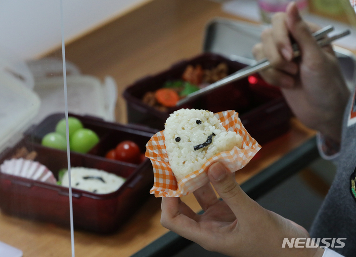 [수원=뉴시스] 김종택기자 = 학교 비정규직 노조원들의 파업으로 급식이 중단된 20일 경기도 한 학교에서 학생들이 도시락을 먹고 있다. 교육부는 급식의 정상 운영이 어려운 경우 도시락, 빵, 우유 등 대체 급식을 제공하거나 단축 수업을 할 것을 일선 학교에 권고 하는등 대책 마련에 나섰다. 2021.10.20. jtk@newsis.com