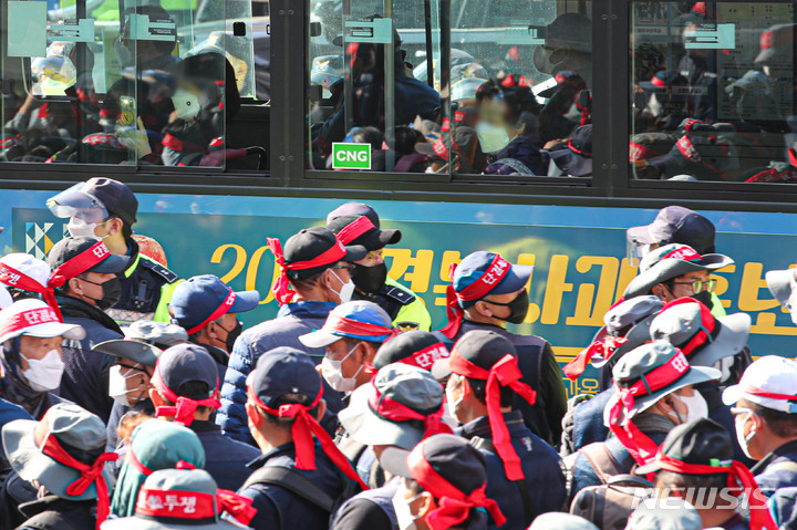 [서울=뉴시스] 권창회 기자 = 20일 오후 서울 서대문구 서대문역 사거리에서 전국민주노동조합총연맹 총파업 집회가 진행되고 있다. 2021.10.20. kch0523@newsis.com